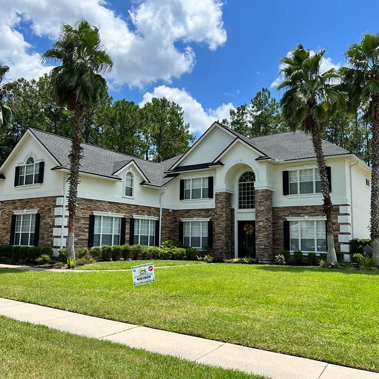 Roofing company working in a roof replacement in Port St. Lucie